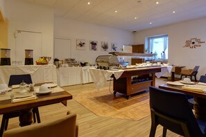 Frokostbuffé hver dag (mot et tillegg)