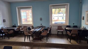 Tägliches Frühstücksbuffet (14 EUR pro Person)