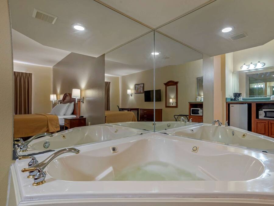 Escritorio, cortinas opacas, tabla de planchar con plancha