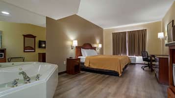 Schreibtisch, VerdunkelungsvorhĂ€nge, BĂŒgeleisen/BĂŒgelbrett, Babybetten