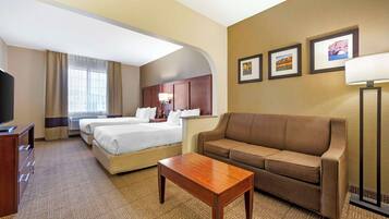 Luxe beddengoed, een bureau, een laptopwerkplek