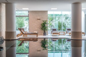 Una piscina cubierta