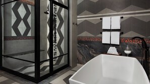 Royal Asante Presidential St-Clb Level Access | 욕실 | 샤워기/욕조 결합, 헤어드라이어, 목욕가운, 타월