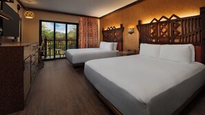 Water View. Florida special accessible room with option for hearing accessibility. 2 queen beds. | ตู้นิรภัยในห้องพัก, โต๊ะทำงาน, พื้นที่ทำงานแบบใช้แล็ปท็อป, ผ้าม่านกันแสง