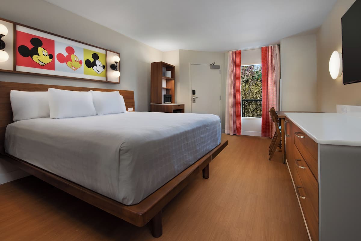 Standard Room. Hearing accessible - visual alarms and notifications. 1 king bed. | Cofres nos quartos, ferros/tábuas de passar roupa, Wi-Fi de cortesia