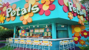 Bar junto a la piscina
