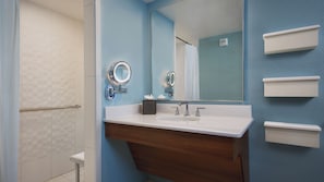Standard Room. Hearing accessible - visual alarms and notifications. 1 king bed. | バスルーム | ヘアドライヤー、タオル