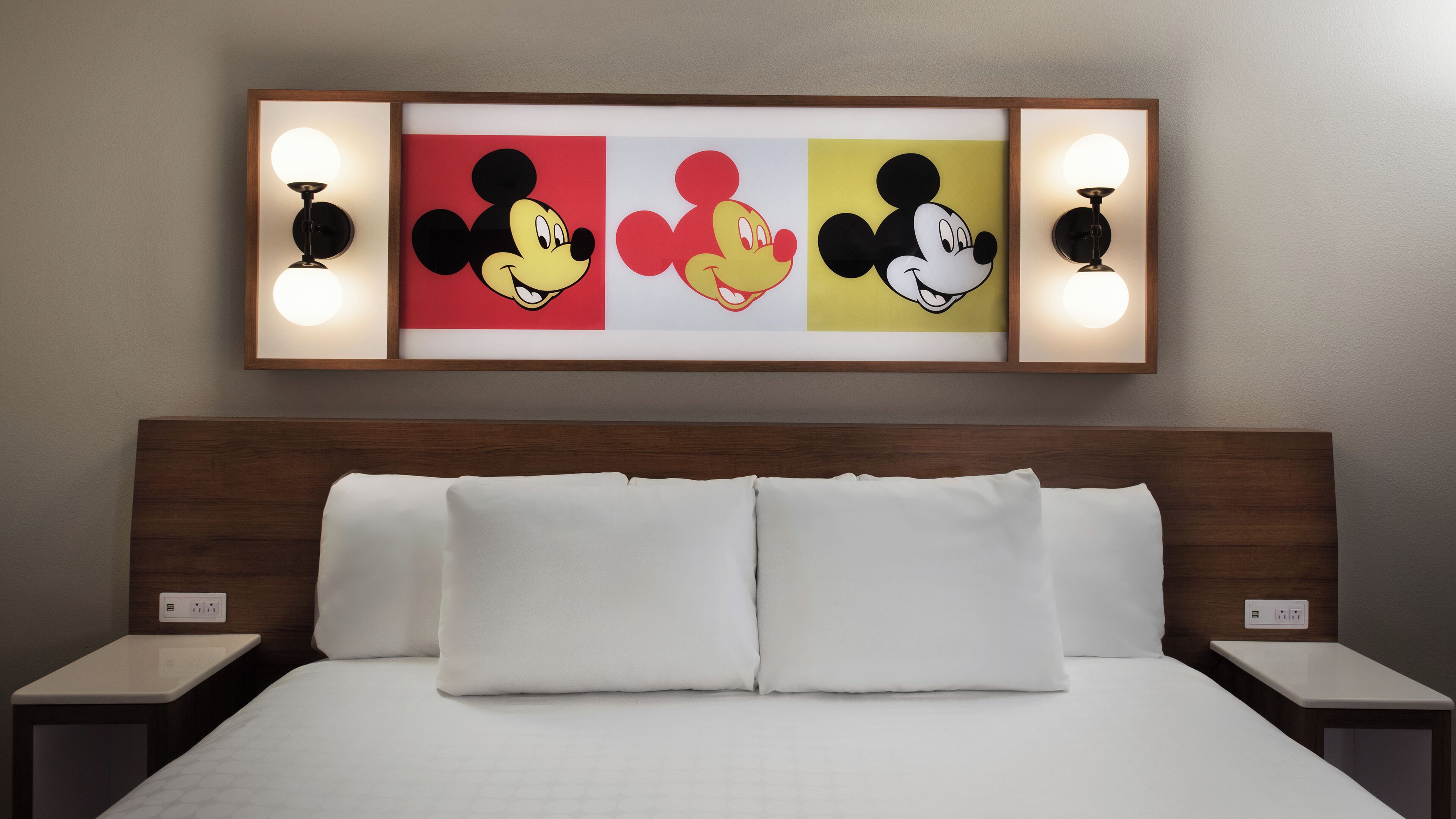 Standard Room. Hearing accessible - visual alarms and notifications. 1 king bed. | In-room safe, iron/ironing board, free WiFi, bed sheets