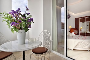 1 habitación, caja de seguridad en la habitación y escritorio