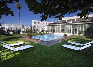 Outdoor pool, sun loungers - Oasis Cordoba Hotel (Córdoba)