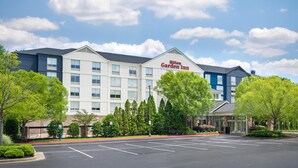 A multi-story Hilton Garden Inn hotel with a parking lot in front. - Hilton Garden Inn Atlanta Northpoint (Alpharetta)