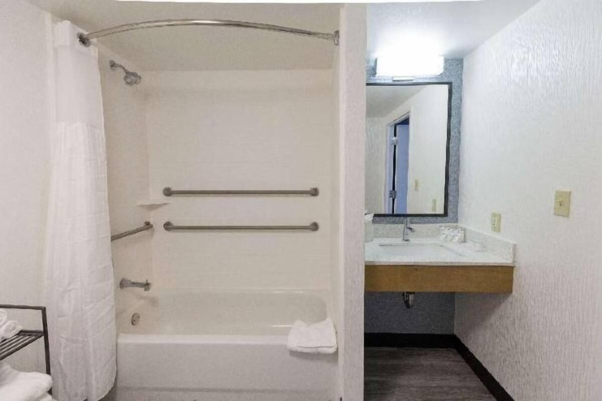 Milieuvriendelijke toiletartikelen, een haardroger, handdoeken