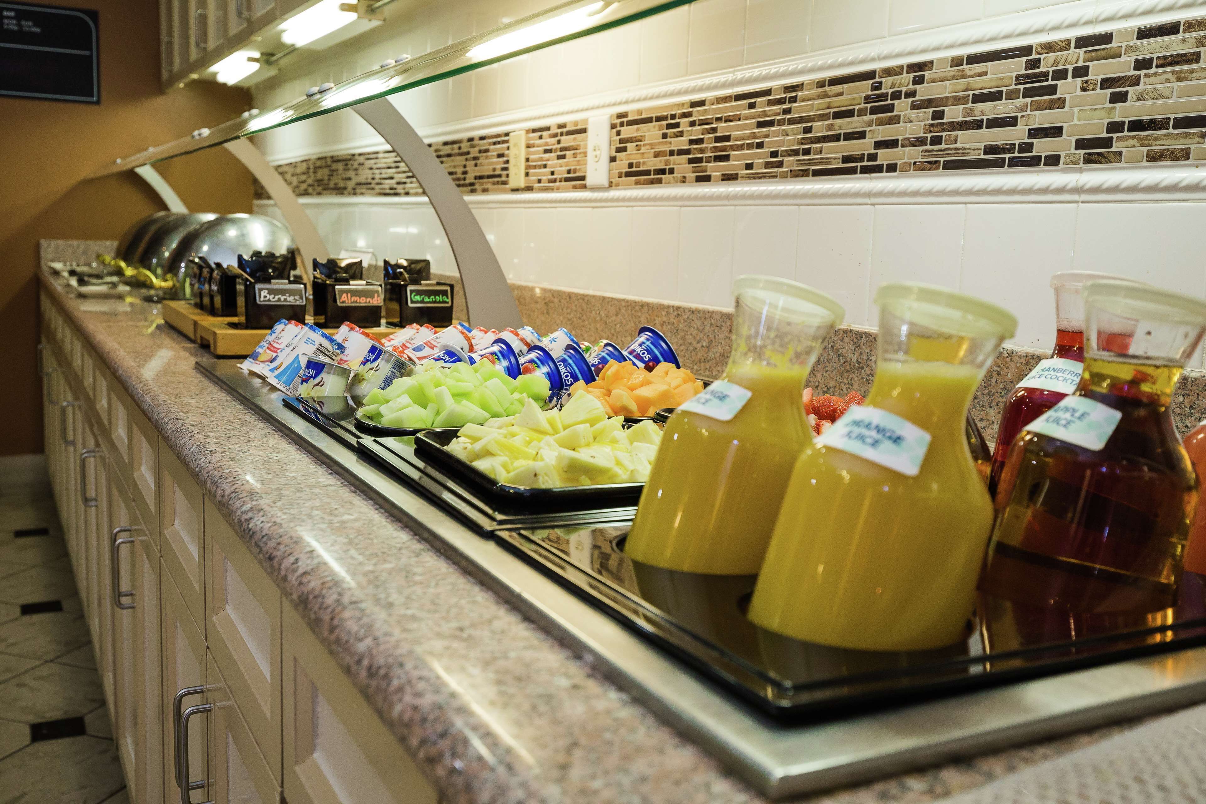 Serveert ontbijt, uitzicht op de tuin 