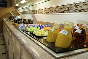 Breakfast served, garden views - Hilton Garden Inn Atlanta Northpoint (Alpharetta)