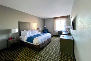Premium bedding, in-room safe, desk, iron/ironing board - Comfort Inn Owasso - Tulsa (Owasso)