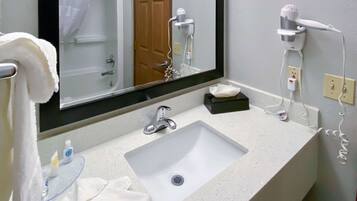 Bañera con ducha, bañera profunda, artículos de tocador gratuitos
