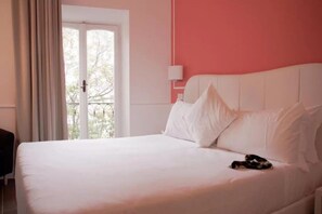 Sengetøy av topp kvalitet, senger med overmadrass og skrivebord