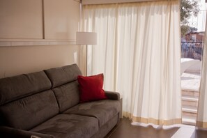 Suite – panorama, byutsikt | Oppholdsområde | Flatskjerm-TV