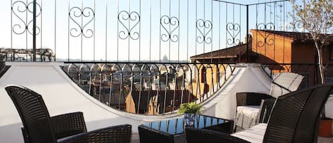 Panorama suite, uitzicht op de stad | Uitzicht vanaf balkon