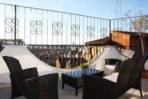 Suite panorámica, vista a la ciudad | Vista del balcón