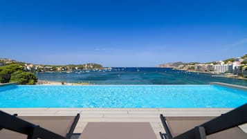 Una piscina cubierta, 2 piscinas al aire libre, sombrillas, tumbonas