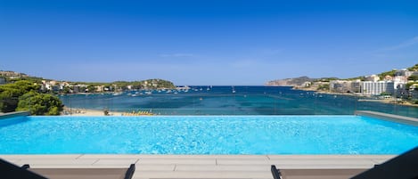 Innenpool, 2 Außenpools, Sonnenschirme, Liegestühle