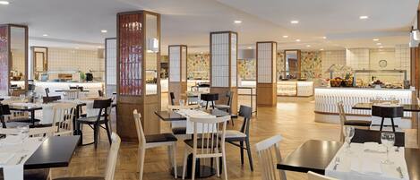 Un restaurante espacioso con varias zonas de comedor, suelo de madera y diversas opciones de asientos, incluyendo mesas y sillas.