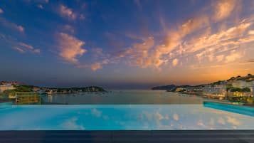 Piscine couverte, parasols de plage, chaises longues