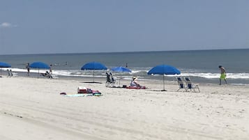 En la playa y playa de arena blanca