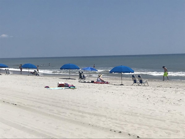 Sulla spiaggia, sabbia bianca