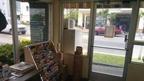 Una librería con una gran variedad de libros y revistas expuestos en estanterías y mesas.