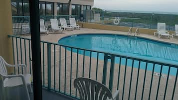 Alberca al aire libre por temporada y camastros