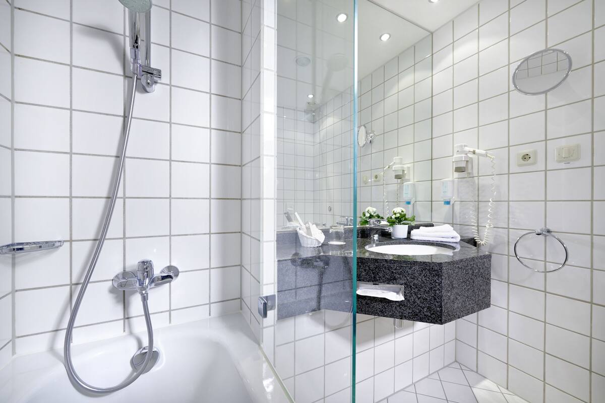 double room single use | bathroom | combined shower/bathtub, free toiletries, hair dryer, bathrobes