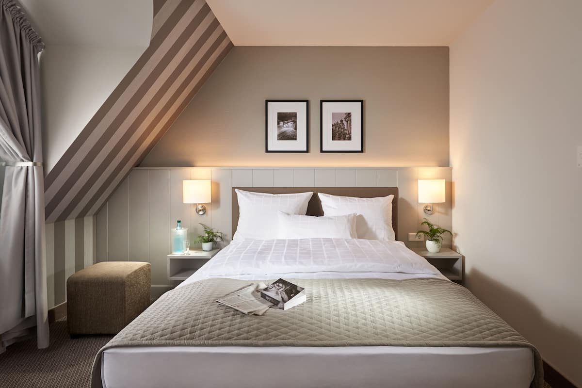 hypo-allergenic bedding, minibar, desk, blackout curtains