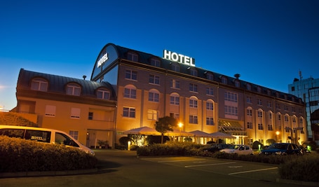 Fassade der Unterkunft – Abend/Nacht. Sachsenpark Hotel