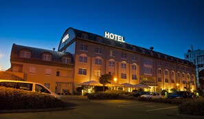 Fassade der Unterkunft – Abend/Nacht