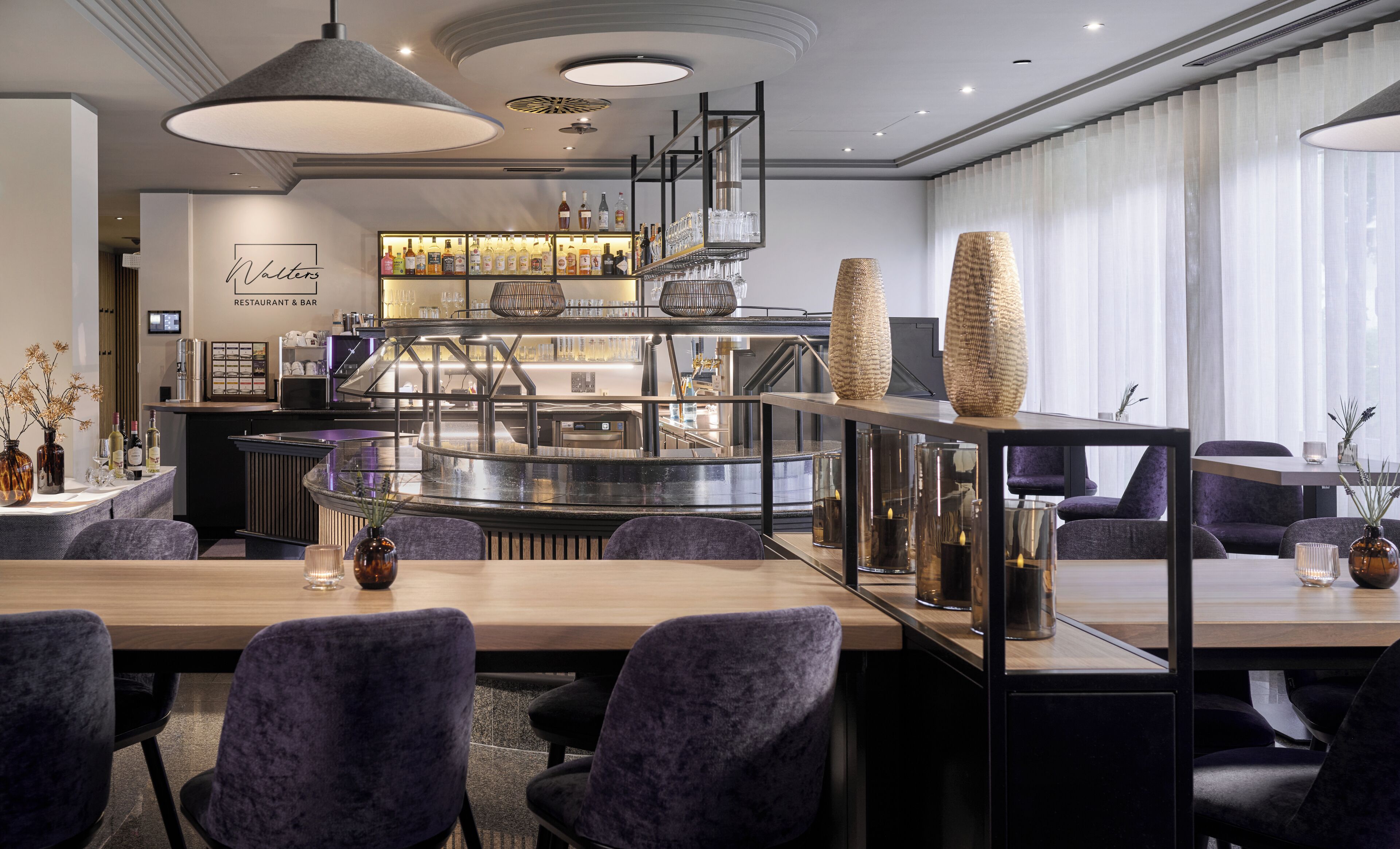 Se sirven desayunos y cocina local, restaurante con mesas al aire libre 