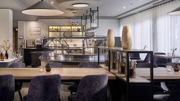 Petit déjeuner et dßner servis sur place, restauration en plein air