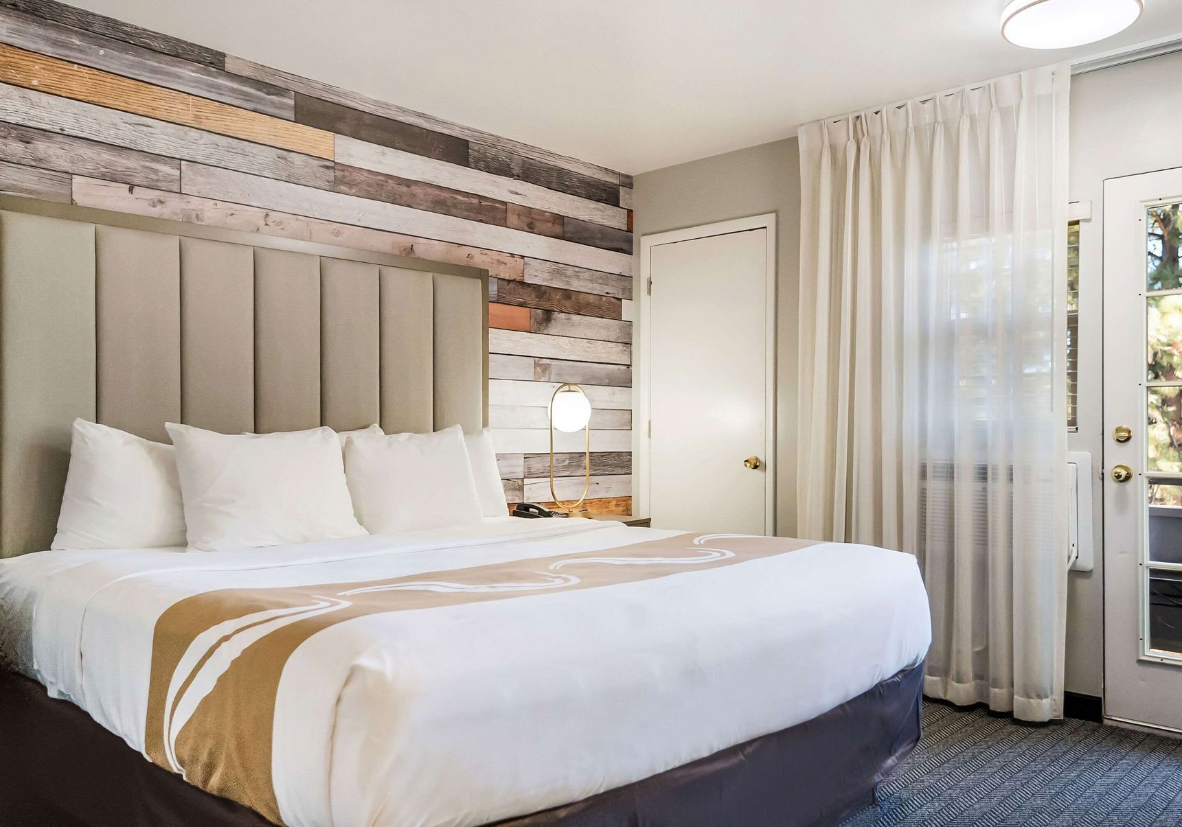 Verduisterende gordijnen, een strijkplank/strijkijzer, gratis babybedden