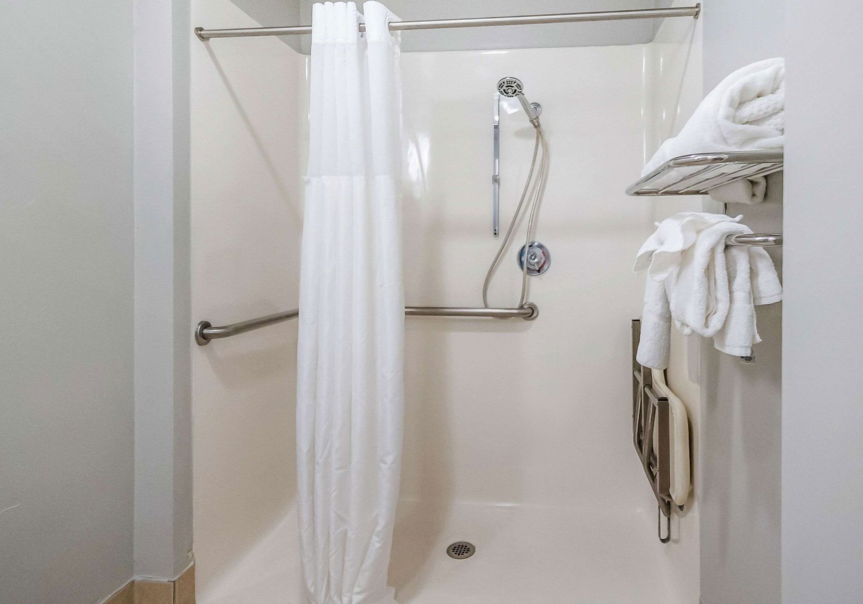 Badkamer | Gratis toiletartikelen, een haardroger, handdoeken