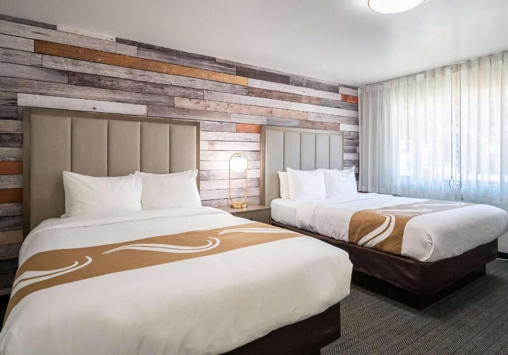 Verduisterende gordijnen, een strijkplank/strijkijzer, gratis babybedden