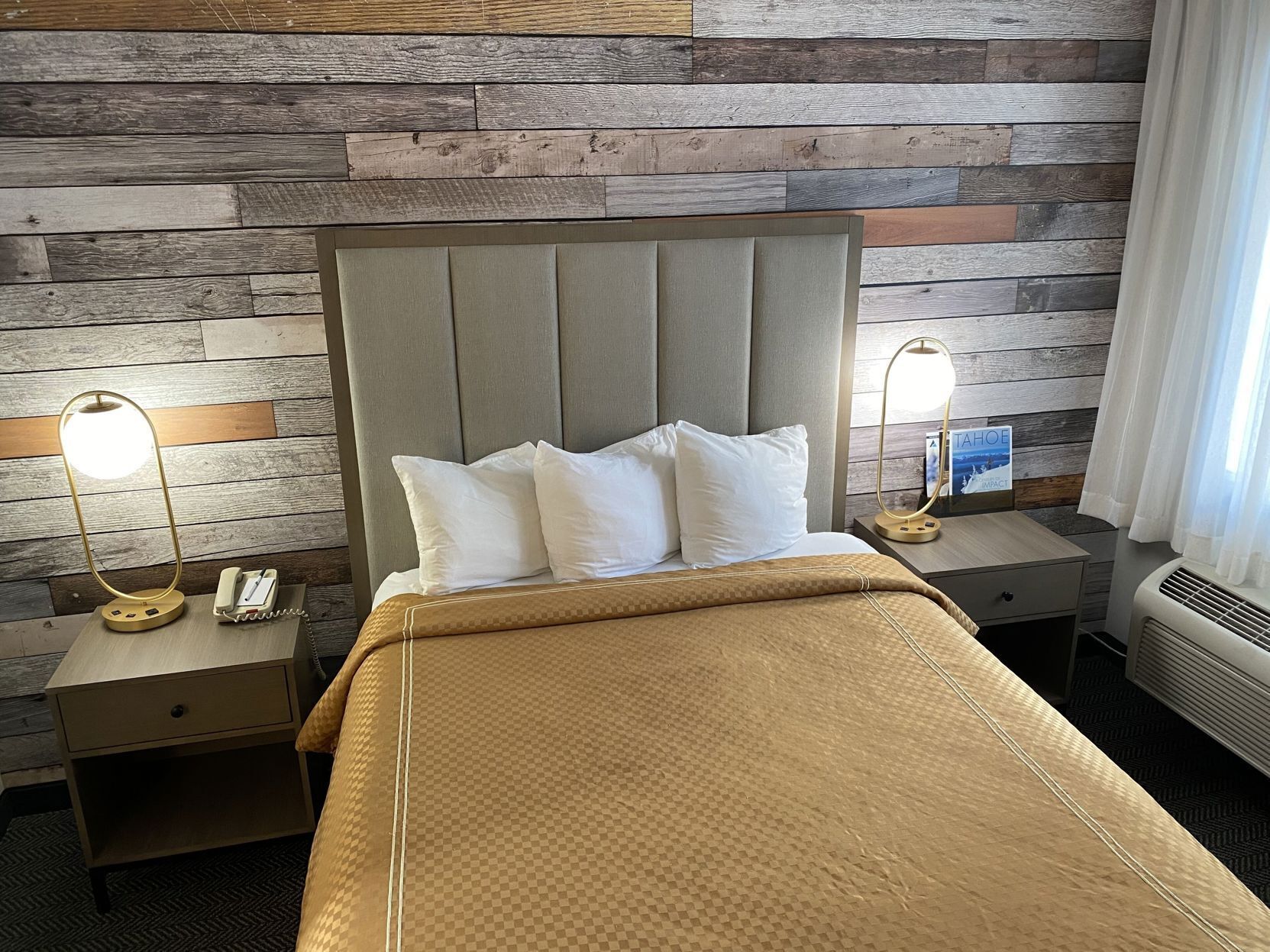 Verduisterende gordijnen, een strijkplank/strijkijzer, gratis babybedden