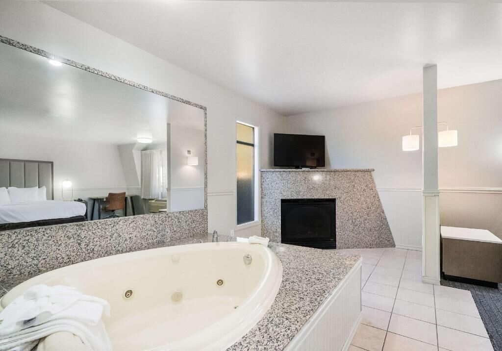 Verduisterende gordijnen, een strijkplank/strijkijzer, gratis babybedden