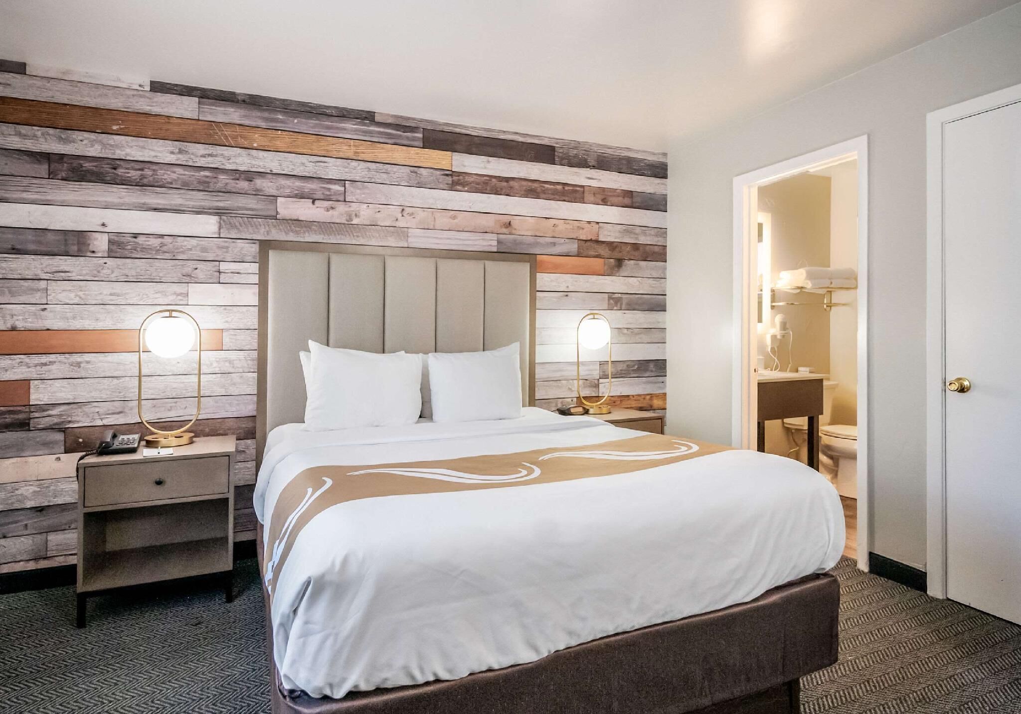 Verduisterende gordijnen, een strijkplank/strijkijzer, gratis babybedden