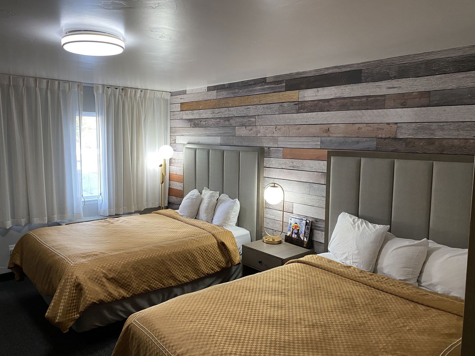 Verduisterende gordijnen, een strijkplank/strijkijzer, gratis babybedden