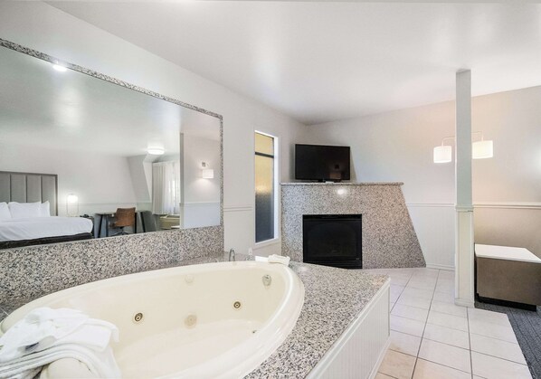 Efficiency, Suite, 1 très grand lit, baignoire à remous | Rideaux d’obscurcissement, fer et planche à repasser