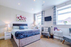 Premium Double Room, Ensuite | Desk, blackout drapes, iron/ironing board, free WiFi - Holcombe Guest House (Barnetby)