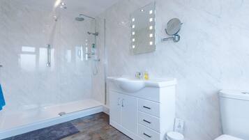 Premium Twin Room, Ensuite | Bathroom | Combined shower/bathtub, free toiletries, hair dryer, towels