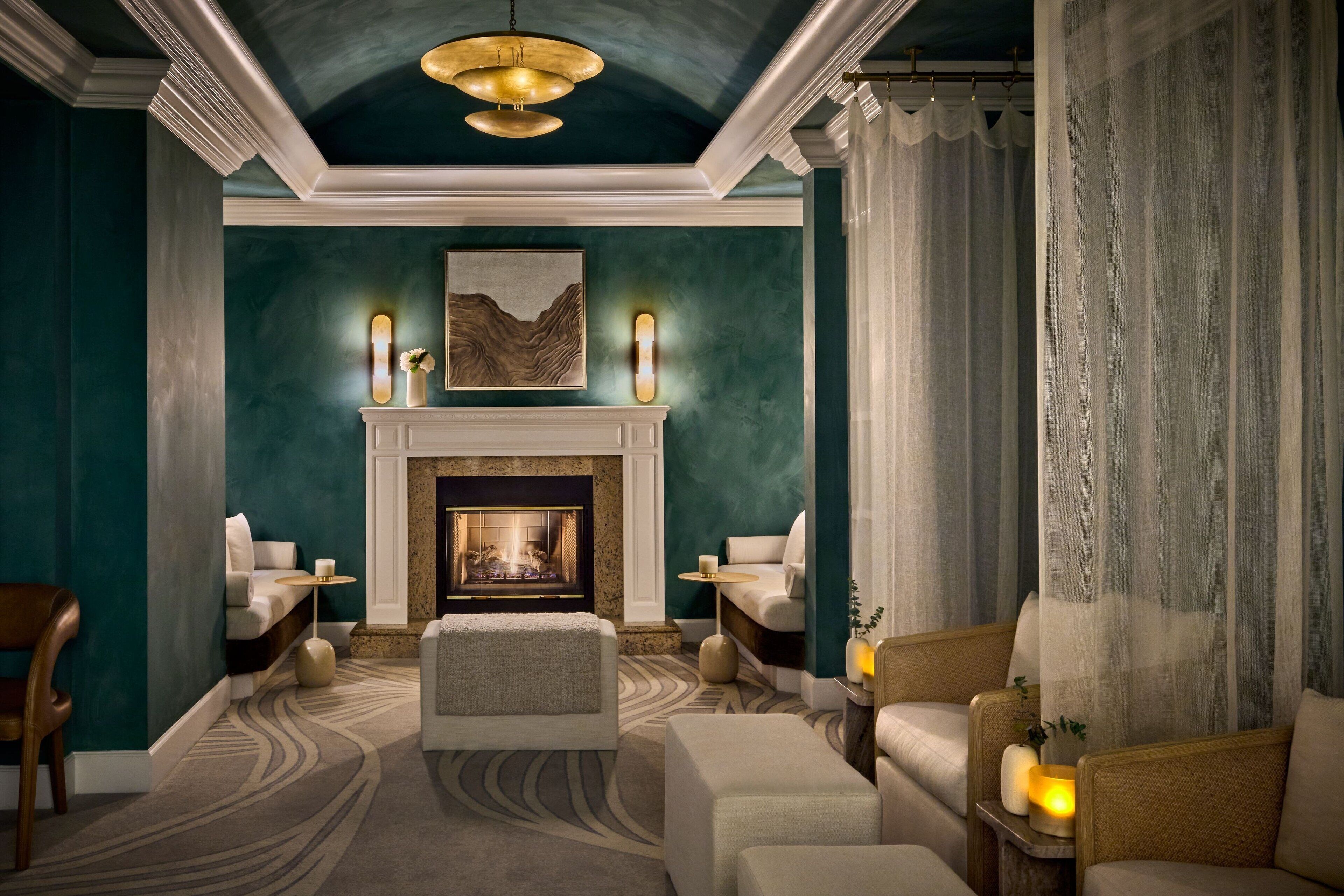 Un salón lujoso con chimenea, asientos cómodos y decoración elegante.