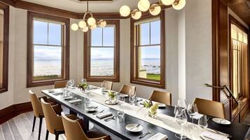 3 restaurants; breakfast, lunch, and dinner served